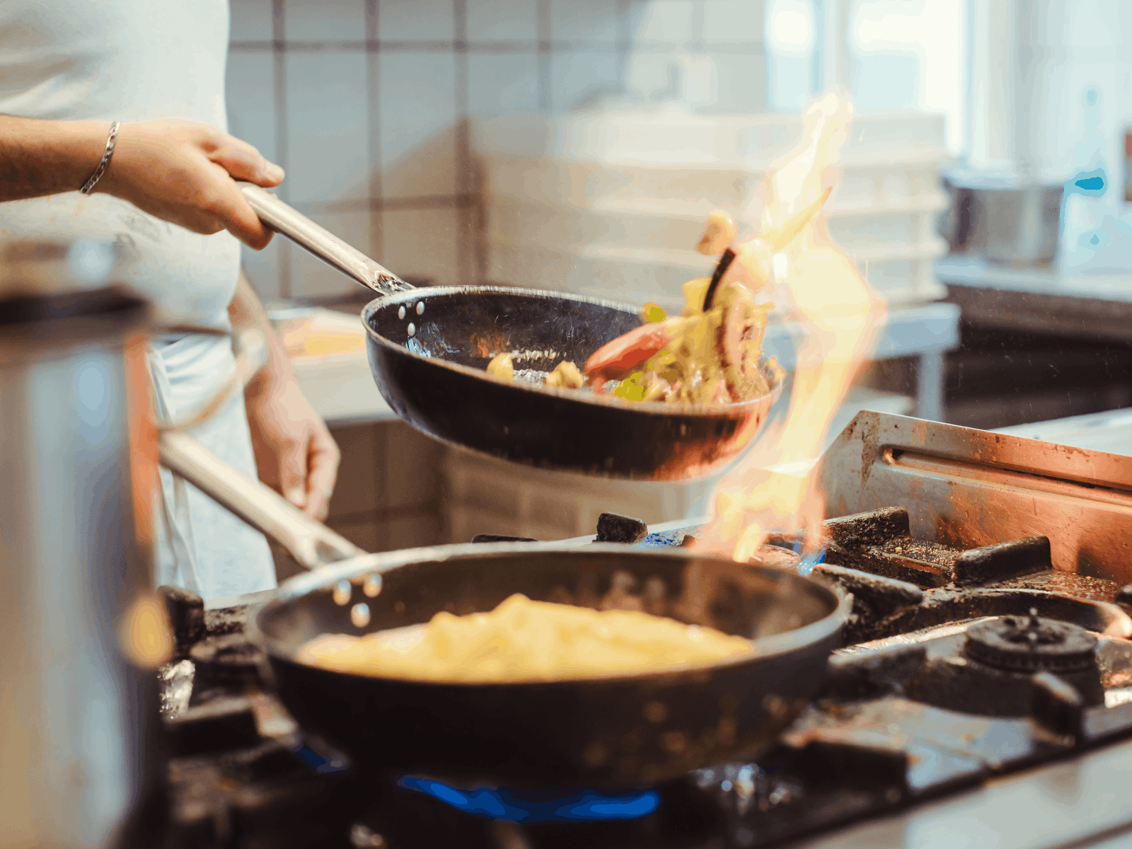 Kok laver mad i et professionelt restaurantkøkken